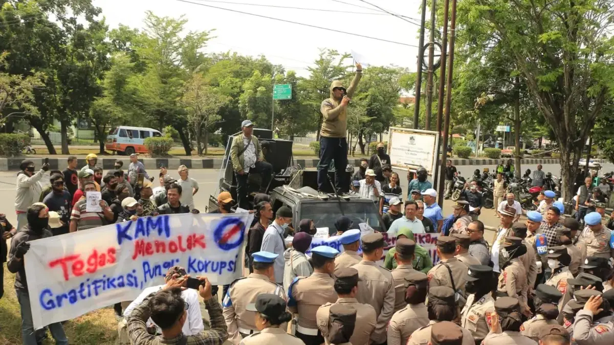 demo seragam sekolah di kota Cirebon