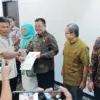 Walikota Cirebon Effendi Edo menyerahkan SK