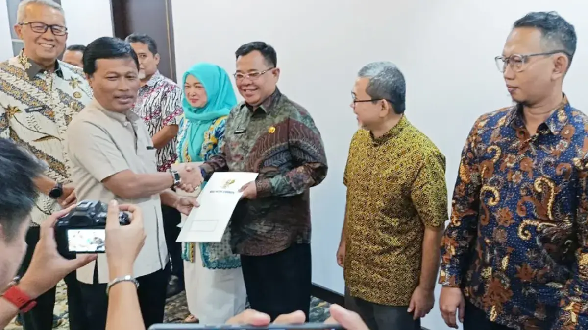 Walikota Cirebon Effendi Edo menyerahkan SK
