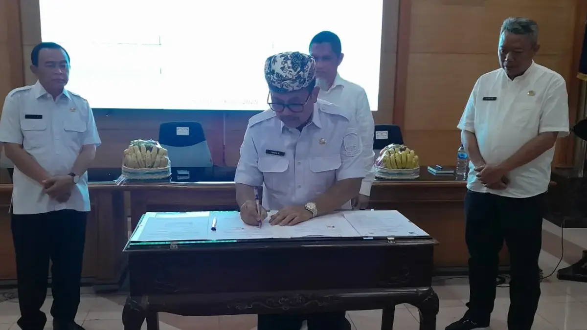 Bupati Cirebon Drs H Imron MAg