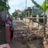 Memblokade ruas jalan