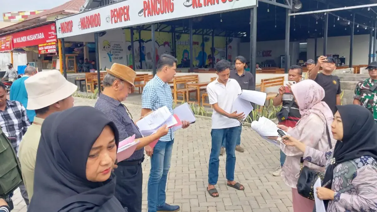 mengecek tanah di Jalan Cipto Kota Cirebon