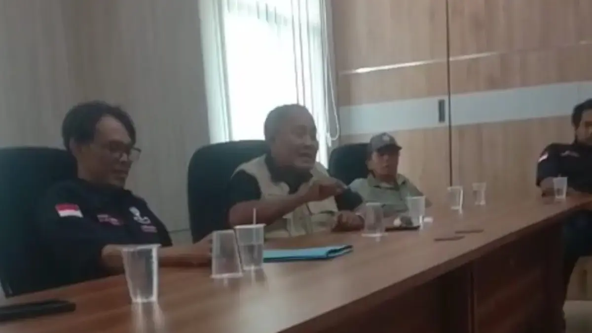 Warga Ujunggebang mendatangi Inspektorat Kabupaten Cirebon