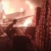 Petugas pemadam kebakaran berusaha memadamkan kobaran api