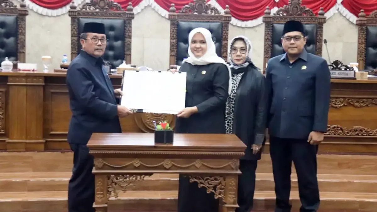 Bupati Cirebon Drs H Imron MAg dan Ketua DPRD Kabupaten Cirebon Dr Sophi Zulfia SH MH