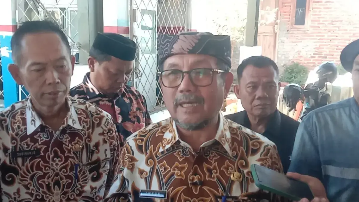 Drs Imron MAg, Ketua DPC PDIP Kabupaten Cirebon