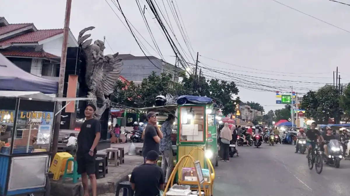 Pedagang kaki lima di Jalan Moh Toha Kota Cirebon