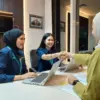 pegawai PLN berdiskusi dengan mitra