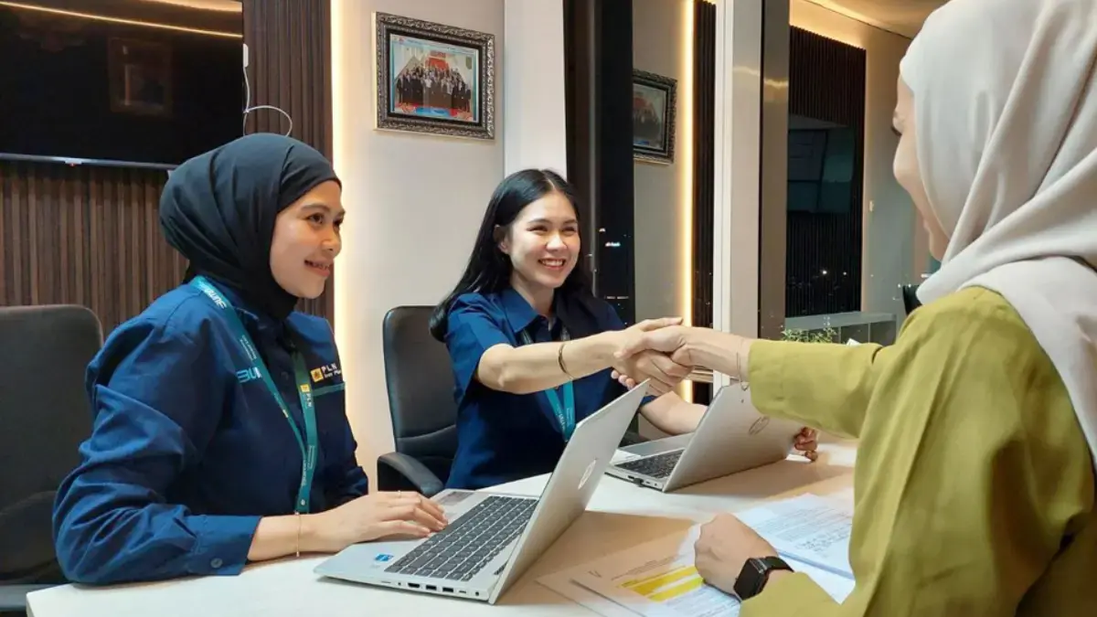 pegawai PLN berdiskusi dengan mitra
