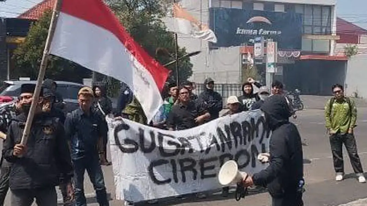 Aksi unjuk rasa di depan Balaikota Cirebon