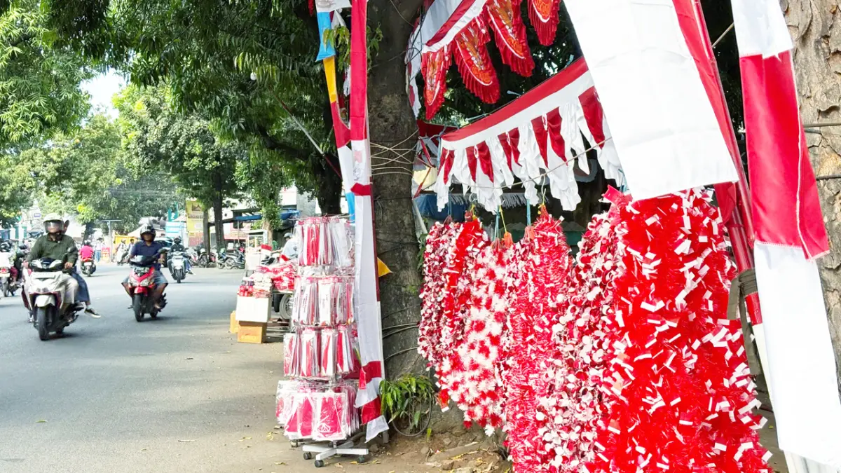 Aneka bendera dan aksesori merah putih