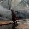 Petugas sedang berusaha memadamkan api