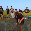 lucky hakim lepas ular di sawah