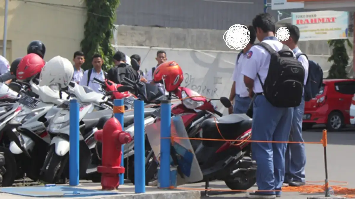 parkir sepeda motor anak sekolah di cirebon