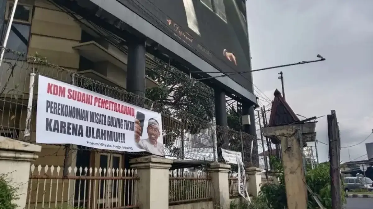 spanduk kritik kdm di jogjakarta
