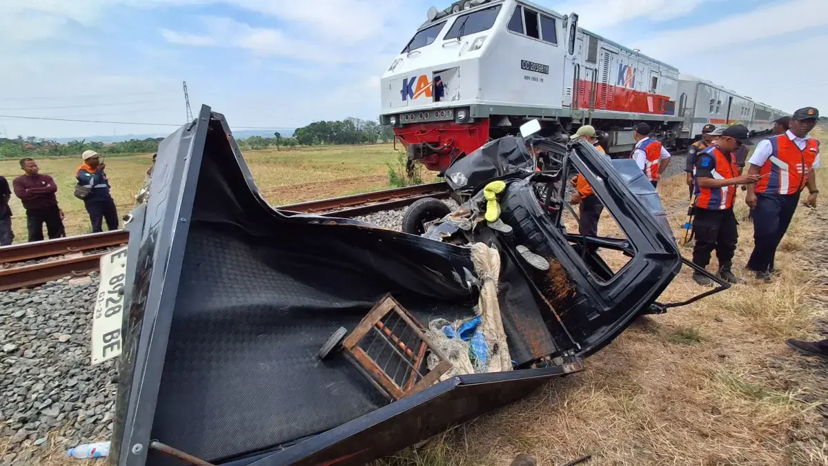 kereta api tabrak mobil di Waruduwur cirebon