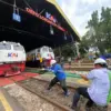 tarik lokomotif di Depo Cirebon