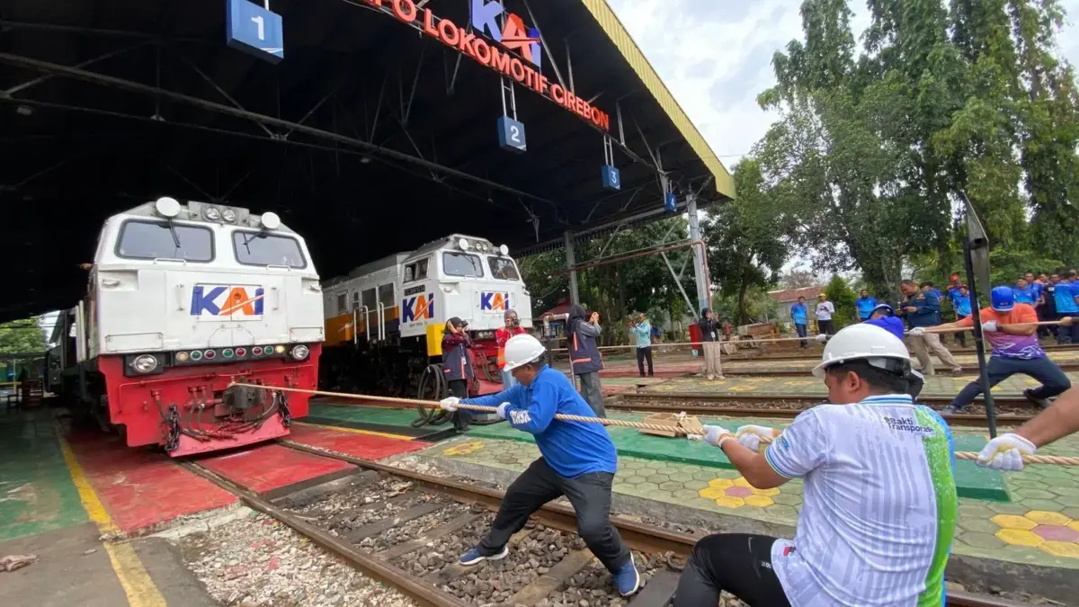 tarik lokomotif di Depo Cirebon