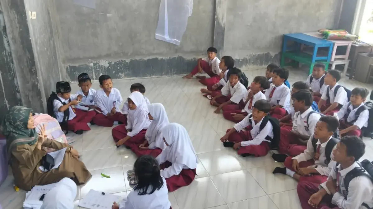 siswa sdn cirebon girang belajar di musala
