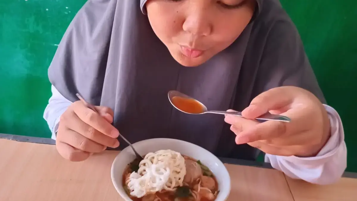 Bahaya Meniup Minuman dan Makanan dengan Mulut