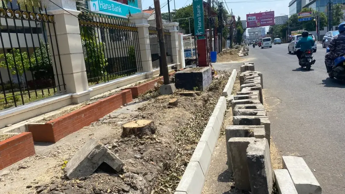 Trotoar dari depan SDN Kartini
