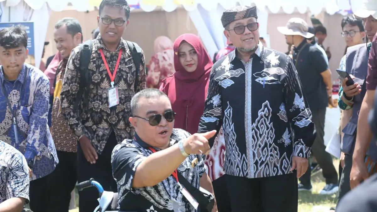 Bupati Cirebon Drs H Imron MAg