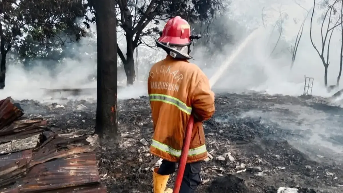 gudang pelastik yang terbakar