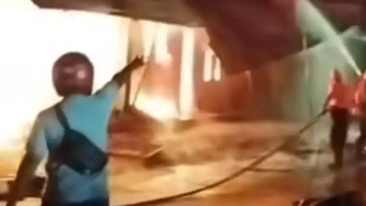Petugas pemadam kebakaran