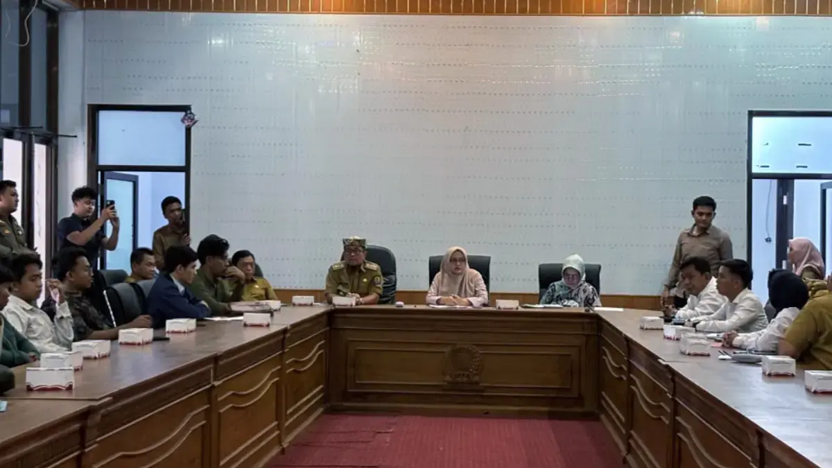 Ketua DPRD Kabupaten Cirebon Dr Sophi Zulfia SH MH