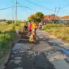 memperbaiki jalan rusak secara mandiri
