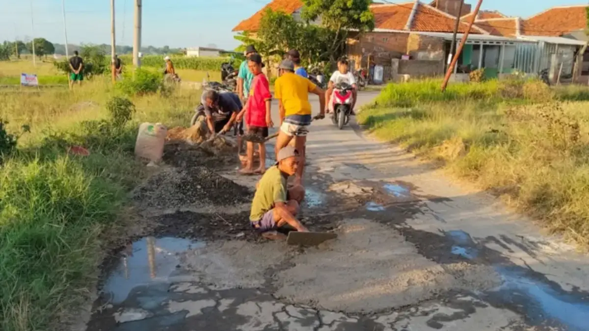 memperbaiki jalan rusak secara mandiri
