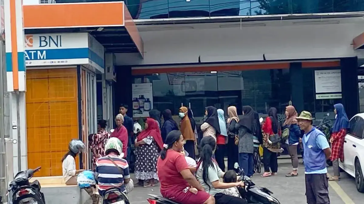 Cair…Cair…Cair, Ibu-ibu di Cirebon Antre Bansos di ATM  BANSOS