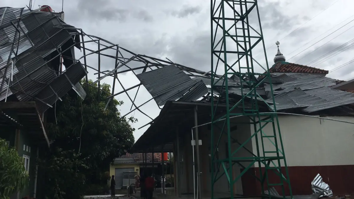 BREAKING NEWS: Angin Puting Beliung Terjang Perumahan Pondok Mutiara Cirebon, Sejumlah Rumah dan Masjid Rusak puting beliung pondok mutiara cirebon