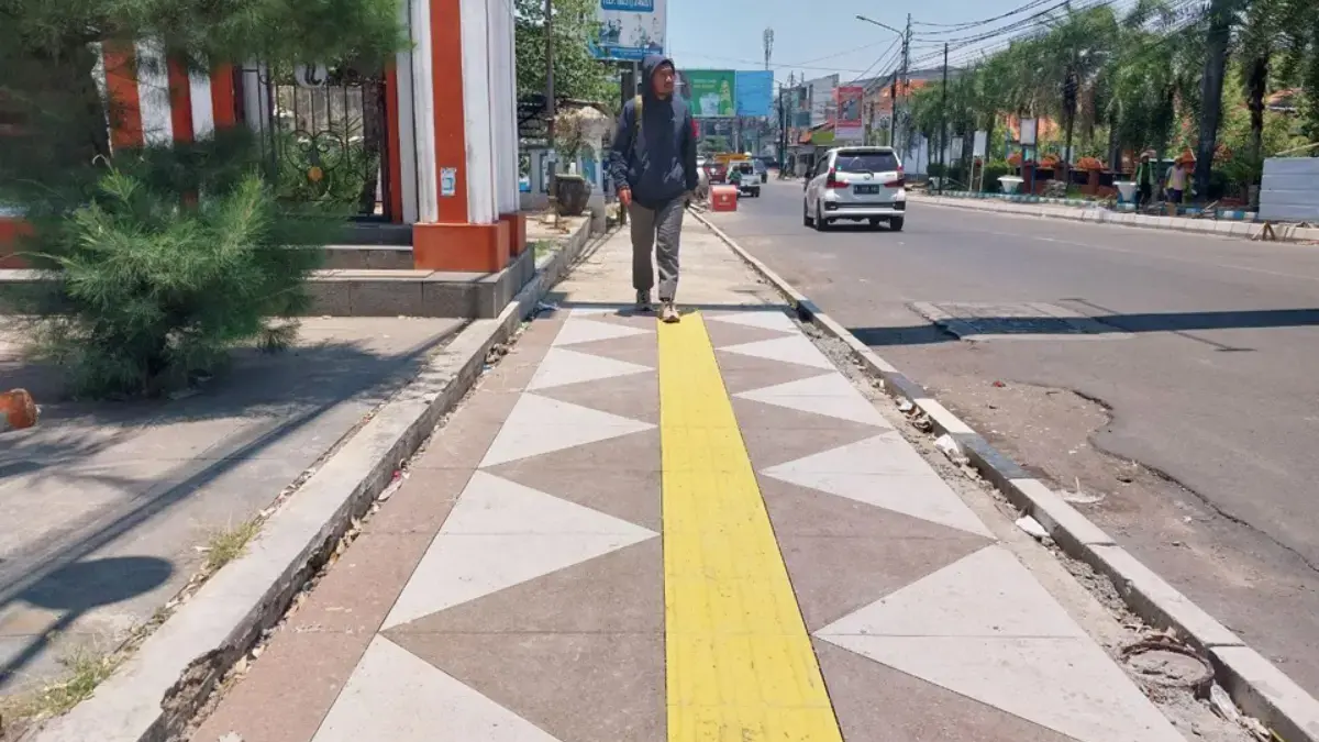 trotoar di Jalan Tuparev