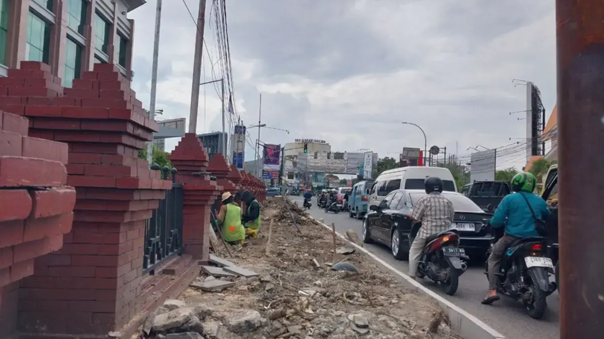 Pengerjaan trotoar Jalan RA Kartini