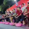 mencuci kaki orang tua