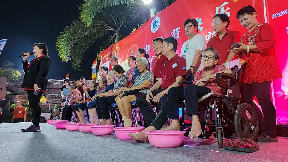 mencuci kaki orang tua
