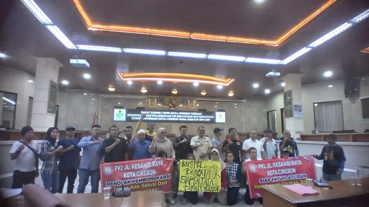 PKL yang berjualan di sepanjang Jalan Kesambi