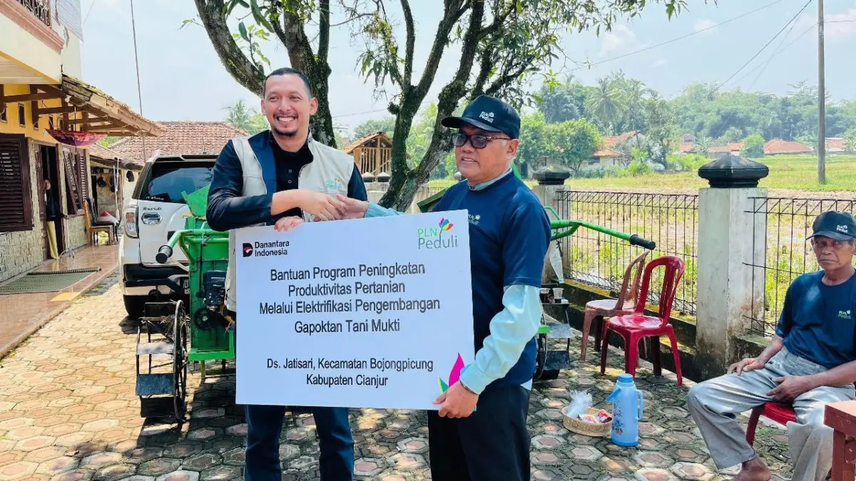 PLN menyerahkan bantuan