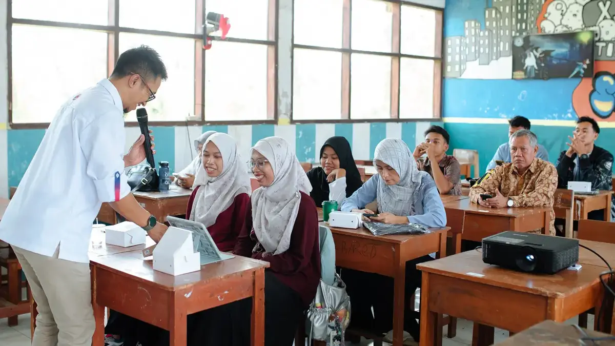 XLSMART Dukung Digitalisasi Pendidikan di Indramayu Lewat “Kelas Cerdas Digital” dan “Gerakan Donasi Kuota” XLSMART Dukung Digitalisasi Pendidikan