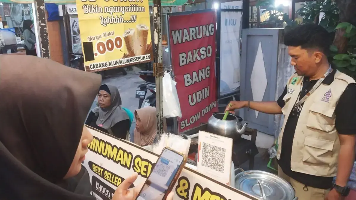 QRIS Dorong Pertumbuhan Ekonomi UMKM di Jalan Moh Toha Kota Cirebon, transaksi menggunakan QRIS