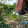 Rumah kayu besar berbentuk segitiga
