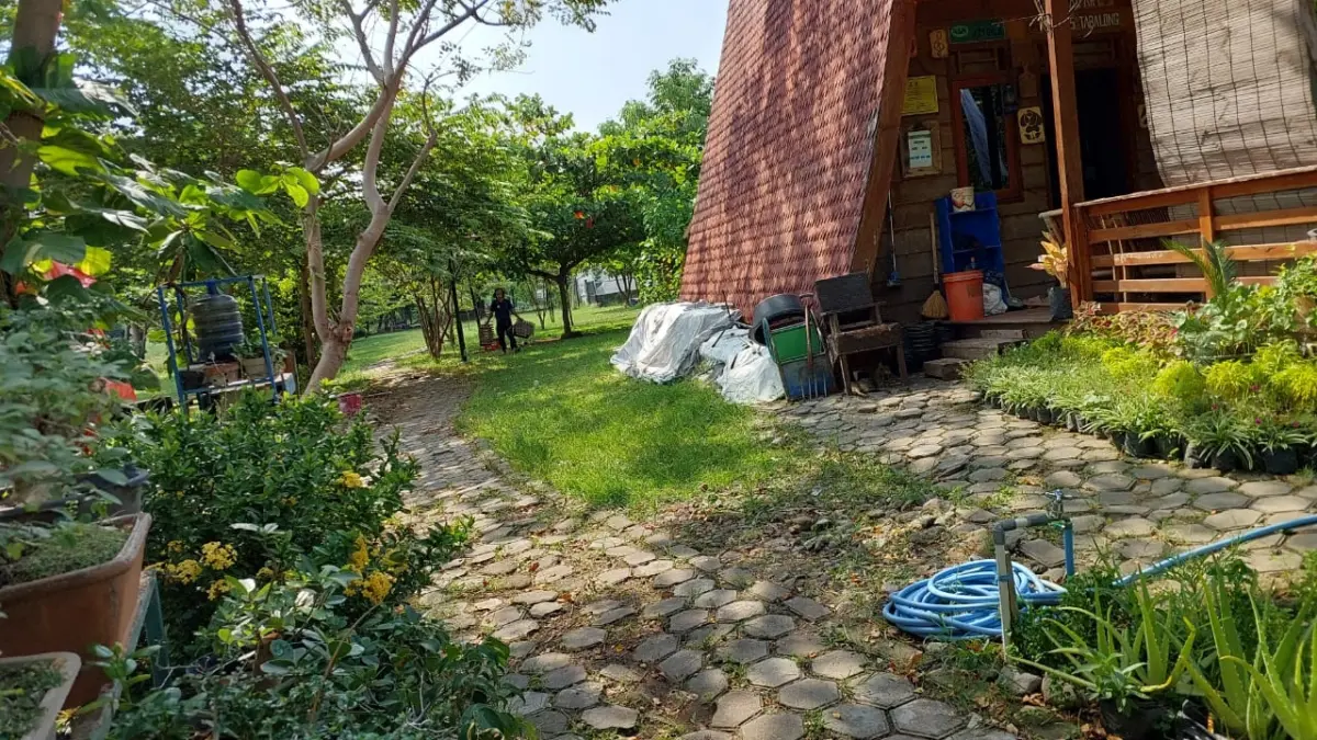 Rumah kayu besar berbentuk segitiga