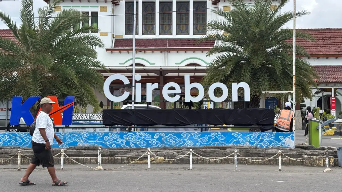 Imbuhan nama BT Batik Trusmi di Stasiun Cirebon