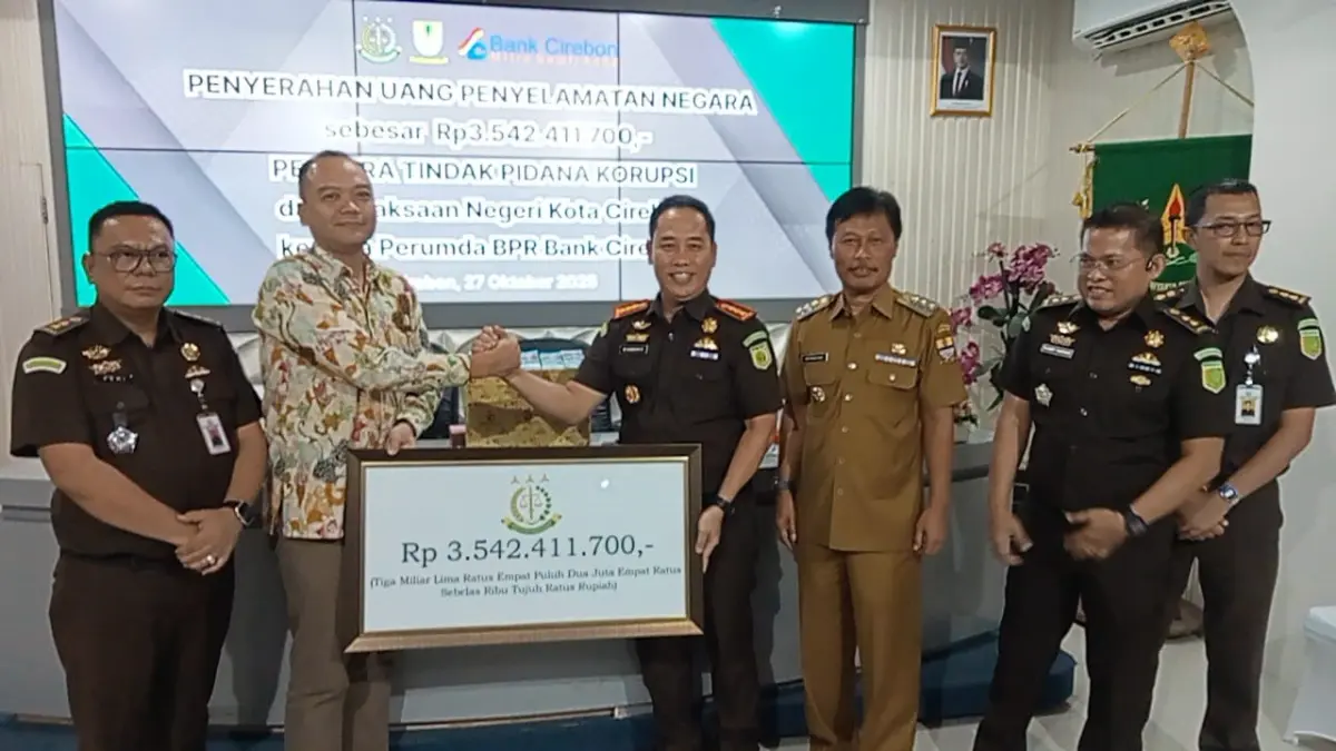 Kejari Serahkan Rp3,5 M ke Bank Cirebon, Hasil Penyelamatan Kasus Kredit Macet penyerahan uang kepada perumda bpr bank cirebon