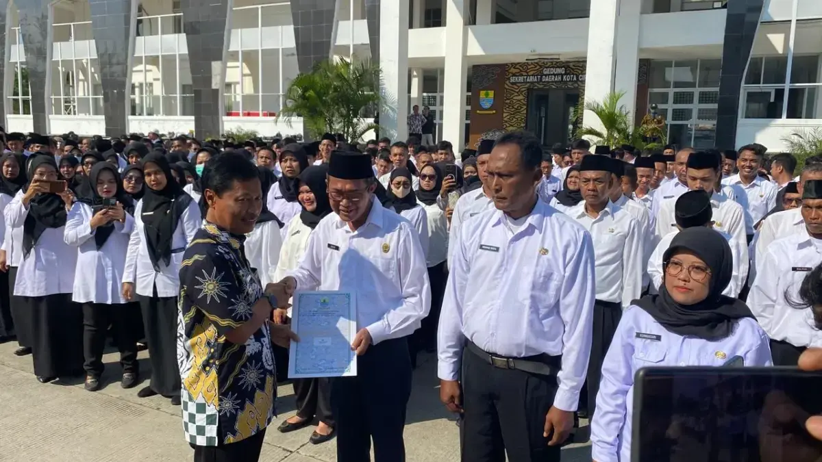 Walikota Cirebon Effendi Edo menyerahkan SK PPPK Paruh Waktu