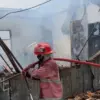 api yang membakar rumah
