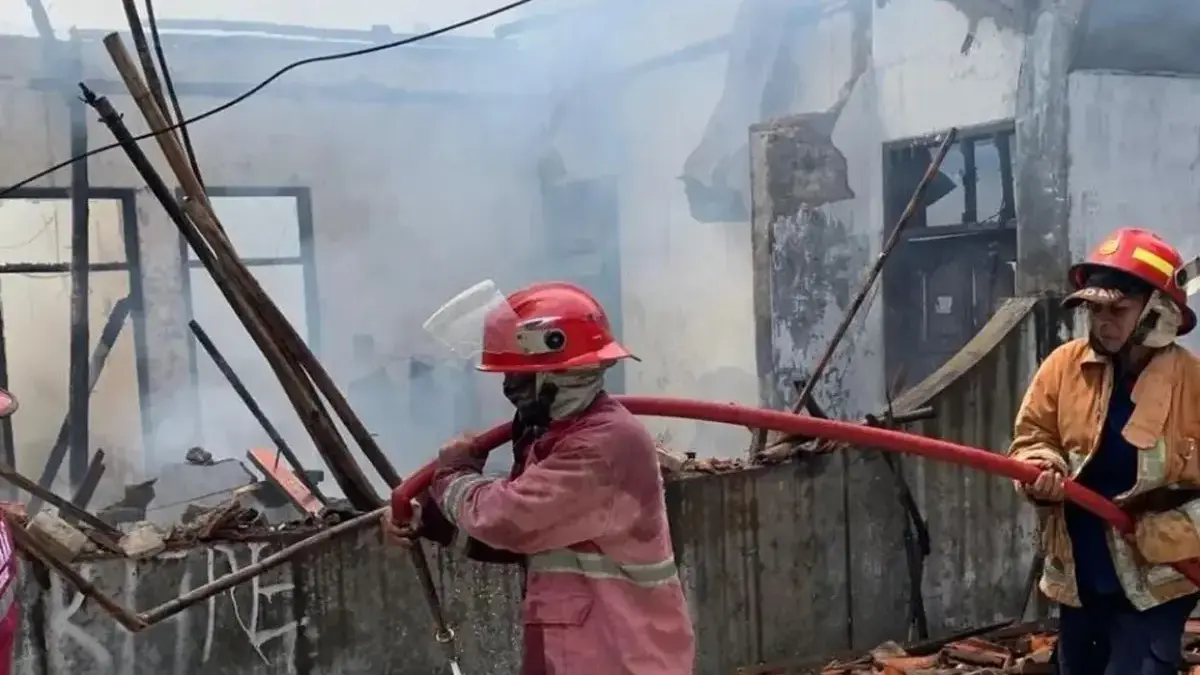 Warga Tewas Terjebak saat Kebakaran Rumah di Palimanan  api yang membakar rumah