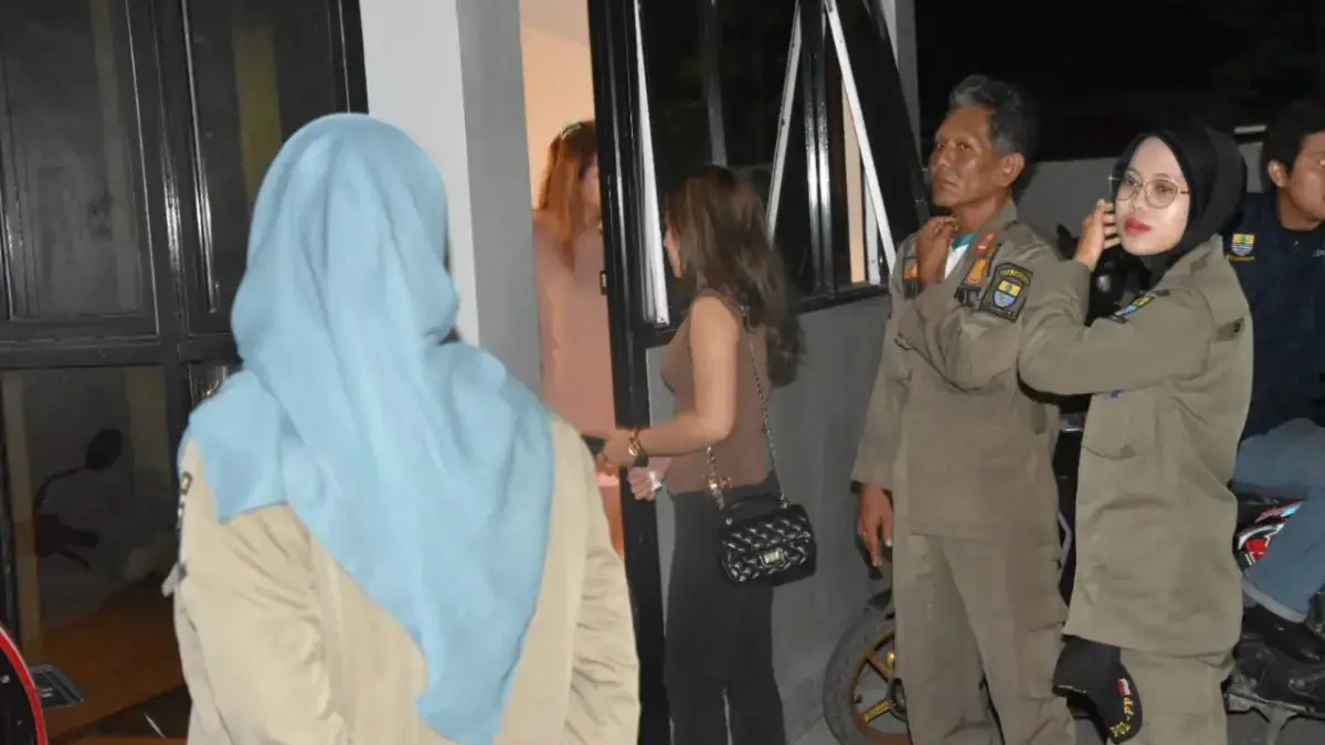 Razia Satpol PP di Kota Cirebon, Jaring 19 Pelanggar Asusila dan Sita Ratusan Botol Miras operasi penyakit masyarakat