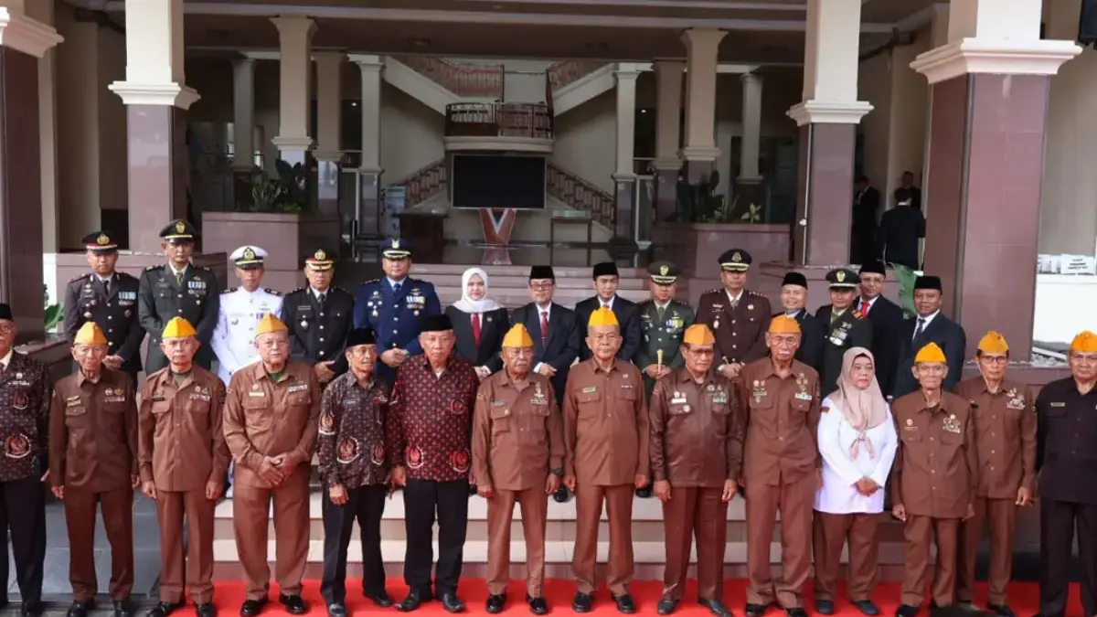 Bupati Cirebon Drs H Imron MAg